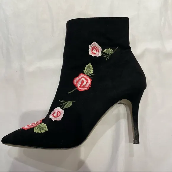 Betsey Johnson Estelle Black Booties Embroidered Flower Boots Heels Size 8.5
