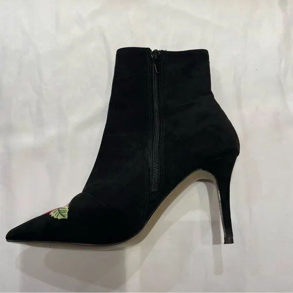 Betsey Johnson Estelle Black Booties Embroidered Flower Boots Heels Size 8.5