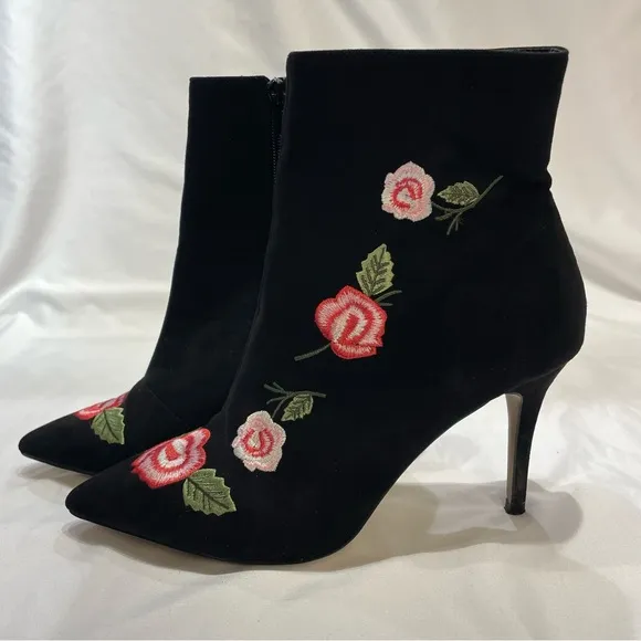Betsey Johnson Estelle Black Booties Embroidered Flower Boots Heels Size 8.5