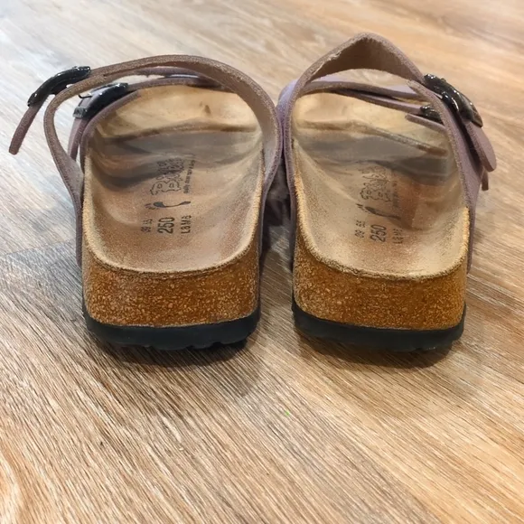 Birki's Women's Lavender 💜Sandals size 39   (250  L8 M6)  💜 SUPER CUTE!!!!!!💜