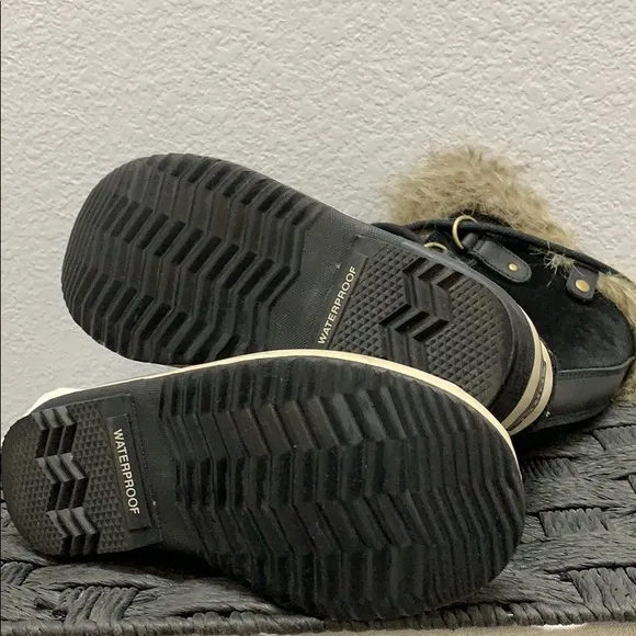 Black furry SOREL winter boots
