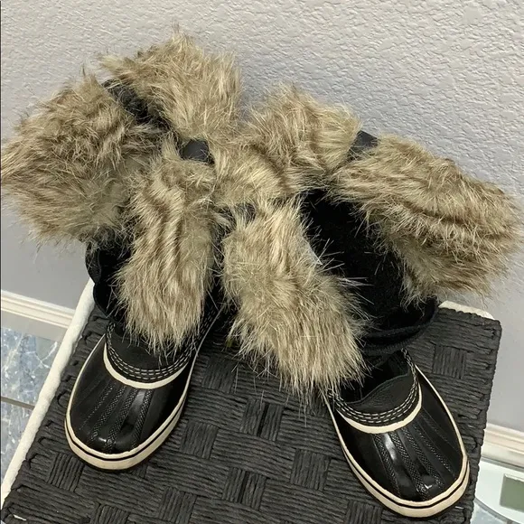 Black furry SOREL winter boots