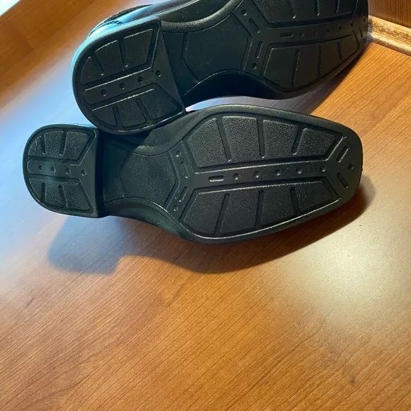Black Leather Dress Shoes with Moccasin Design