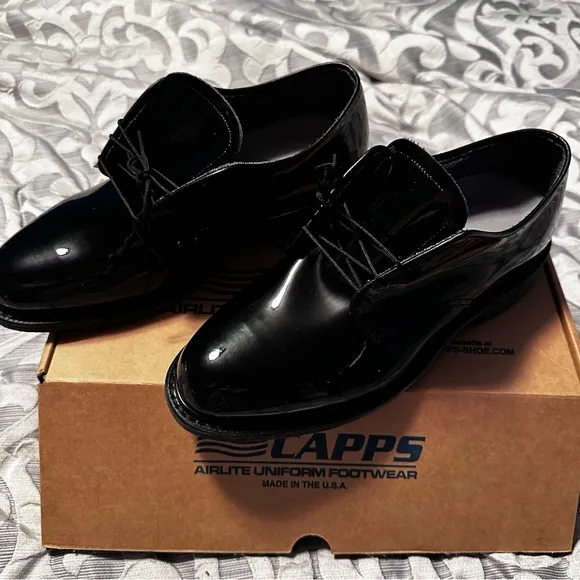 Black Leather Oxford Shoes with Closed Lacing