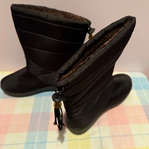 Black Suede Winter Rain Boots with Slouchy Design no label