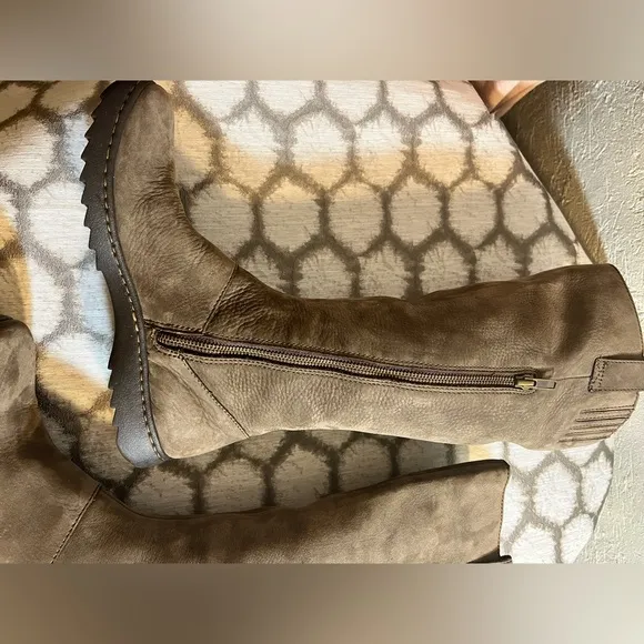 BORN Women's Brown Leather Boots, amazing condition and quality, zipper side 8M