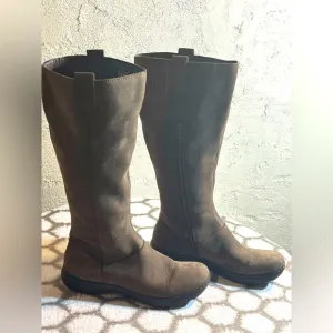 BORN Women's Brown Leather Boots, amazing condition and quality, zipper side 8M
