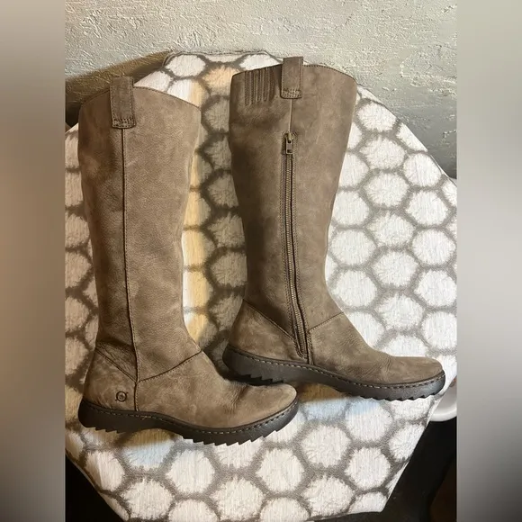 BORN Women's Brown Leather Boots, amazing condition and quality, zipper side 8M