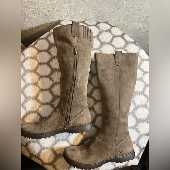 BORN Women's Brown Leather Boots, amazing condition and quality, zipper side 8M