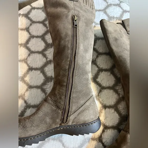 BORN Women's Brown Leather Boots, amazing condition and quality, zipper side 8M