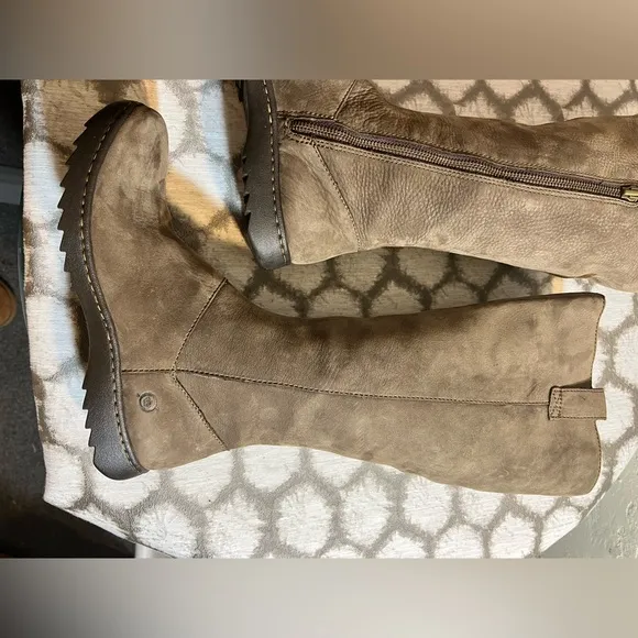 BORN Women's Brown Leather Boots, amazing condition and quality, zipper side 8M