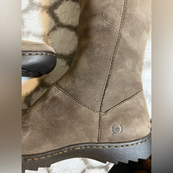 BORN Women's Brown Leather Boots, amazing condition and quality, zipper side 8M