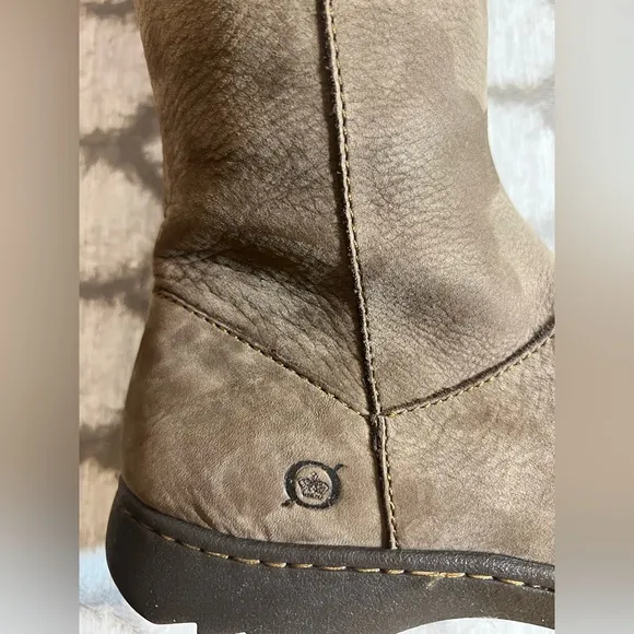 BORN Women's Brown Leather Boots, amazing condition and quality, zipper side 8M