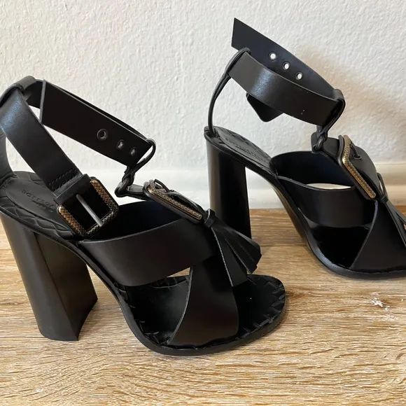 Bottega Veneta Leather Fringe Buckle Heels Sandals 38 size 7.5 - New without box