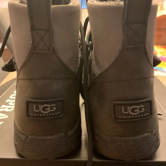Boys Uggs black and gray mint condition.