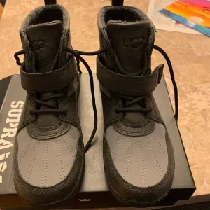 Boys Uggs black and gray mint condition.