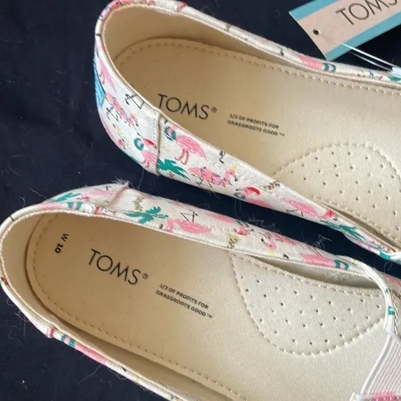 Brand New Toms Natural Holiday Flamingos Tropical Christmas Slip On Shoes Casual