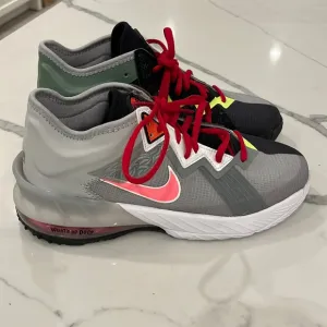 Brand new tune squad boys sneakers size 6! Nicest boys shoes