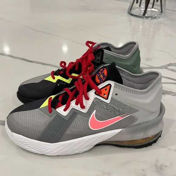 Brand new tune squad boys sneakers size 6! Nicest boys shoes