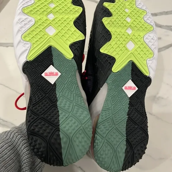 Brand new tune squad boys sneakers size 6! Nicest boys shoes