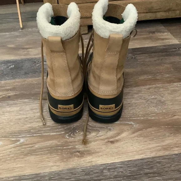 Caribou Sobel winter boots excellent condition worn only few times