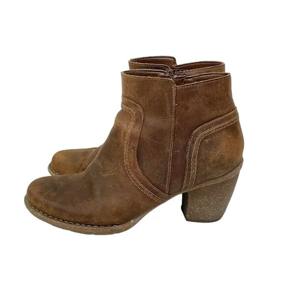 Clarks Carleta Paris Sz 9.5 Brown Distressed Oiled Nubuck Leather Ankle Booties