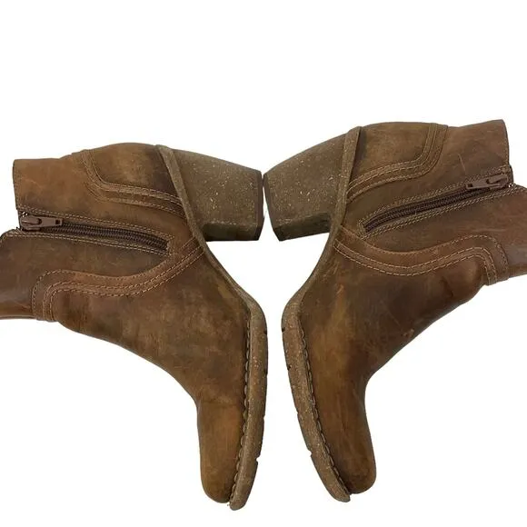 Clarks Carleta Paris Sz 9.5 Brown Distressed Oiled Nubuck Leather Ankle Booties