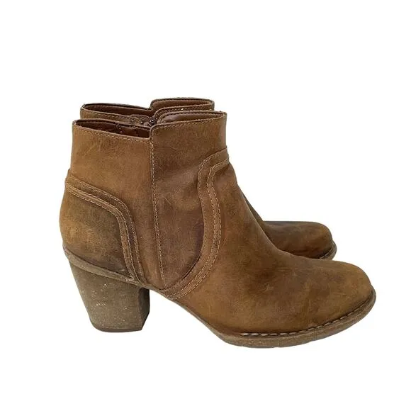 Clarks Carleta Paris Sz 9.5 Brown Distressed Oiled Nubuck Leather Ankle Booties