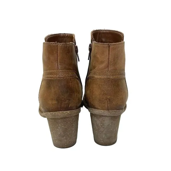 Clarks Carleta Paris Sz 9.5 Brown Distressed Oiled Nubuck Leather Ankle Booties