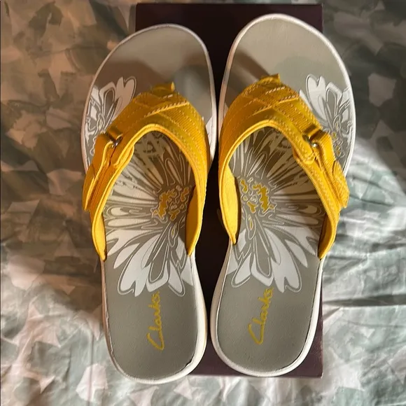 Clarks women’s Yellow Sandals NIB
