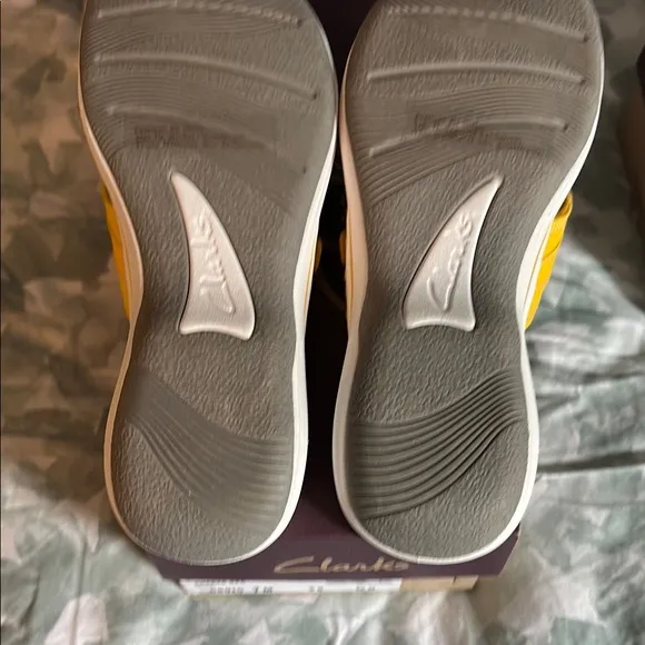 Clarks women’s Yellow Sandals NIB