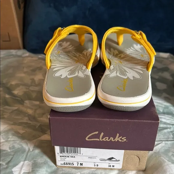 Clarks women’s Yellow Sandals NIB