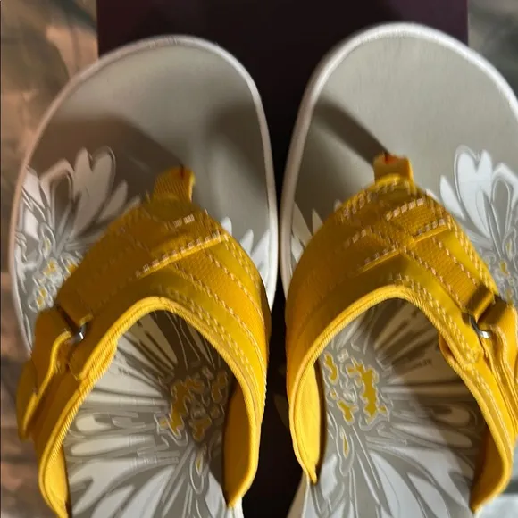 Clarks women’s Yellow Sandals NIB