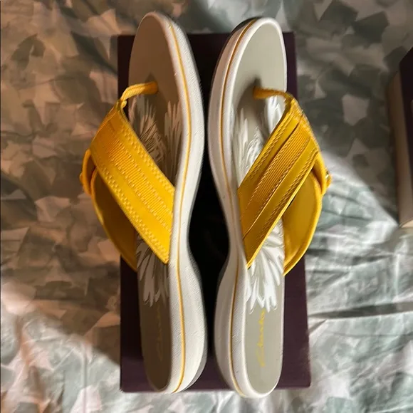 Clarks women’s Yellow Sandals NIB