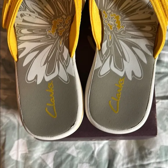 Clarks women’s Yellow Sandals NIB