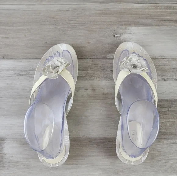 Coach Samira Floral Creamy Ivory Patent Leather Signature Thong Sandals Women 9B