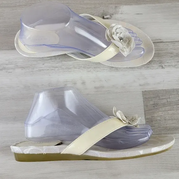 Coach Samira Floral Creamy Ivory Patent Leather Signature Thong Sandals Women 9B