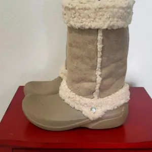 CROCS Womens Nadia Furry Winter Boots Sherpa Fleece Lined Tan Size 7