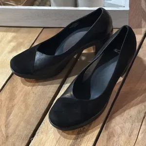 Dansko Black Dress Shoe with Block Heel 41/11. B86