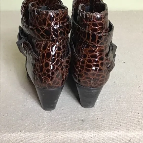 Dingo Women boot 9.5 patent Leather Croc ankle boots Wrap Belt Detail Western
