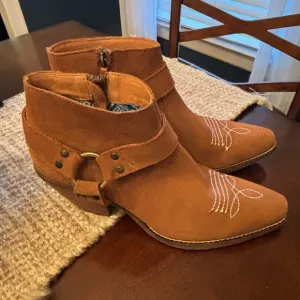 Dingo Women’s Buckskin Snip Toe Casual Ankle Boots