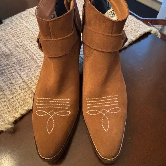 Dingo Women’s Buckskin Snip Toe Casual Ankle Boots