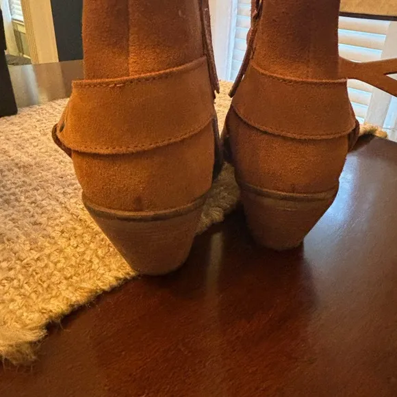 Dingo Women’s Buckskin Snip Toe Casual Ankle Boots
