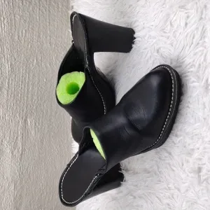 DJP Donald Pliner Black Leather Upper Almond Toe Block Heel Slip On Mule Shoe