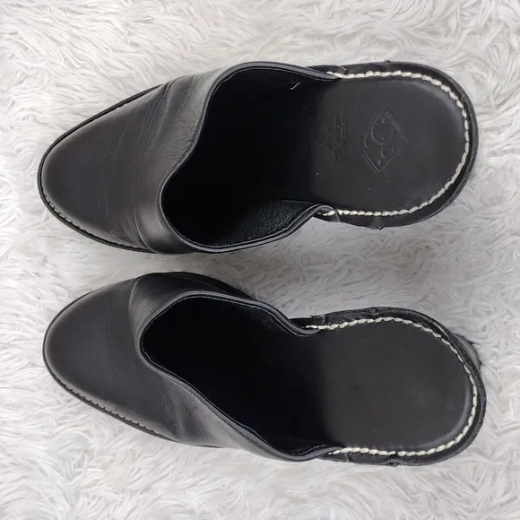 DJP Donald Pliner Black Leather Upper Almond Toe Block Heel Slip On Mule Shoe