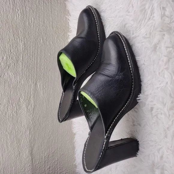 DJP Donald Pliner Black Leather Upper Almond Toe Block Heel Slip On Mule Shoe