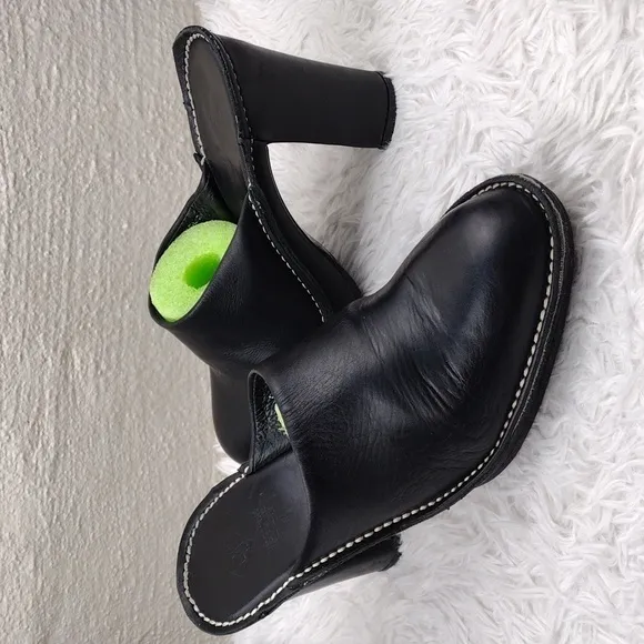 DJP Donald Pliner Black Leather Upper Almond Toe Block Heel Slip On Mule Shoe