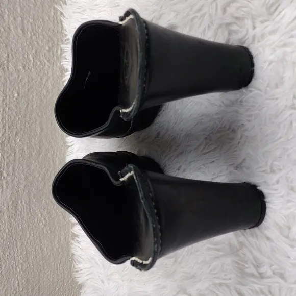 DJP Donald Pliner Black Leather Upper Almond Toe Block Heel Slip On Mule Shoe