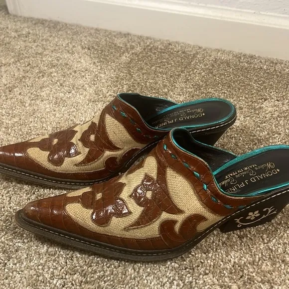 Donald J Pliner size 8.5 Western couture slides