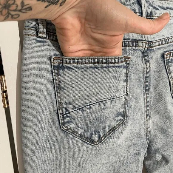 Driftwood Indie Light Wash Embroidered Flare Crop Jeans Fringe Hem 26/2 Boho